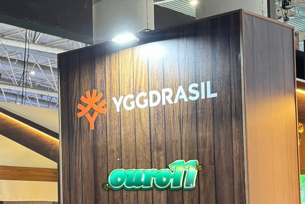 Jogadores explorando uma plataforma de slots online em um dispositivo móvel.